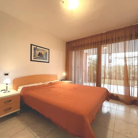 Functional With A Spacious Fenced Garden Apartment *