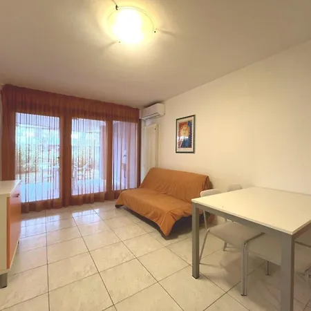Functional With A Spacious Fenced Garden Apartment Grado
